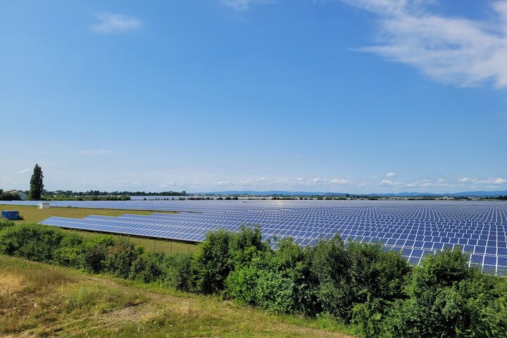 PV-Module auf einer Freifläche 