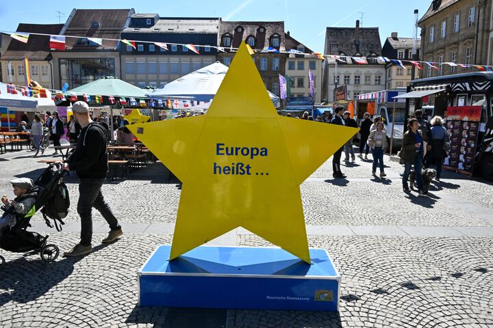Gelber Stern mit Aufschrift "Europa heißt..." auf dem Marktplatz Bamberg