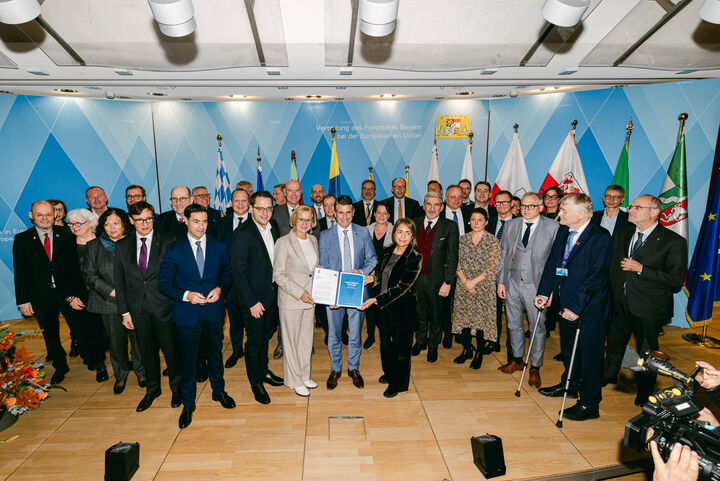 Gruppenfoto von der Übergabe des Positionspapiers