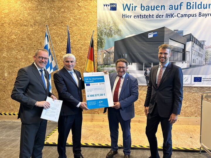 Übergabe des Fördermittelbescheids IHK-Campus Bayreuth