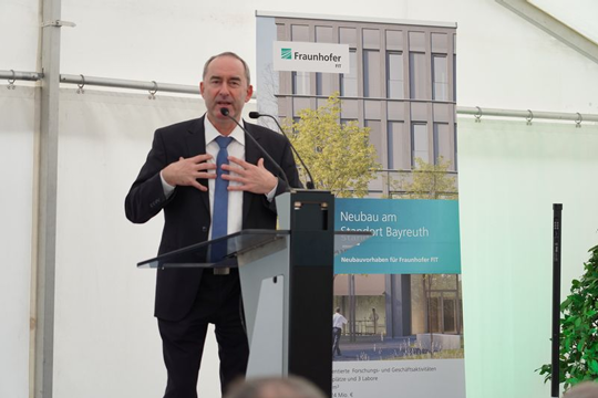 Bayerischer Wirtschaftsminister bei Fraunhofer Gesellschaft in Bayreuth